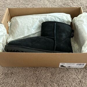 Black classic mini Uggs size women 9